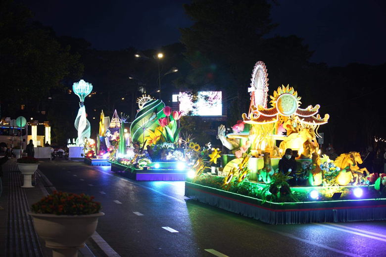 Diễu hành xe hoa đường phố, một trong những hoạt động hưởng ứng Festival Hoa
