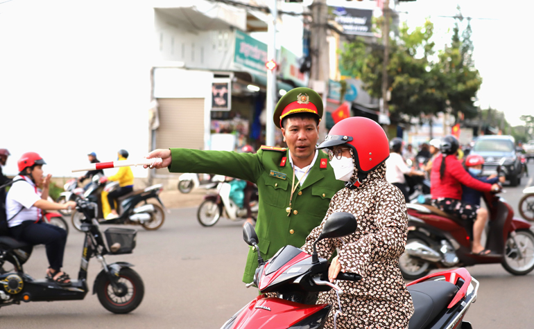 Cán bộ, chiến sĩ Công an TP Bảo Lộc làm nhiệm vụ điều tiết, đảm bảo an toàn giao thông tại đêm hội Bảo Lộc “Hương trà – Sắc tơ”