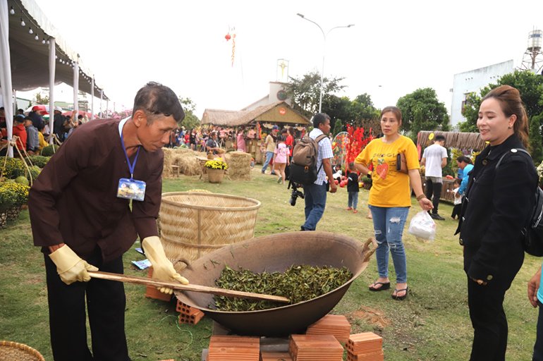 Trình diễn kỹ năng sao chè thủ công của người dân Bảo Lộc