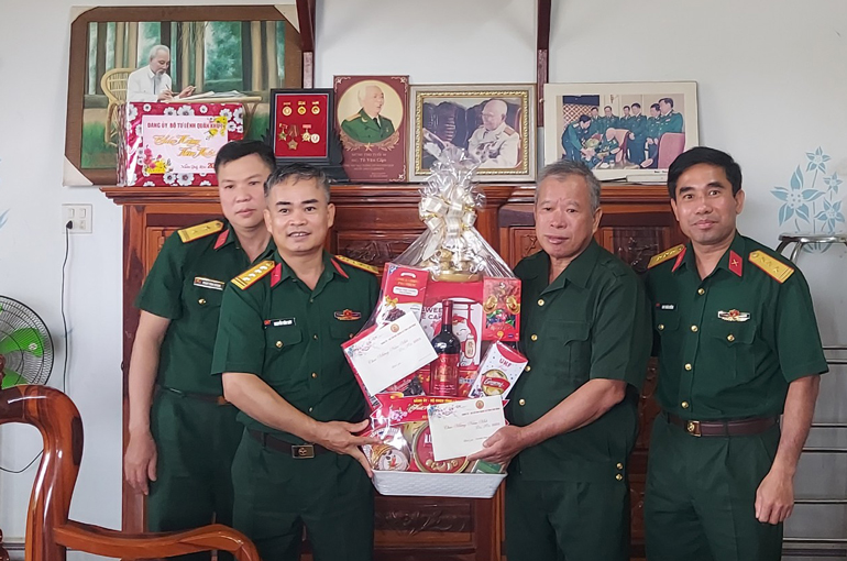 Đại diện Bộ Chỉ huy Quân sự tỉnh Lâm Đồng tặng quà cho thân nhân gia đình cụ Tô Đình Cắm