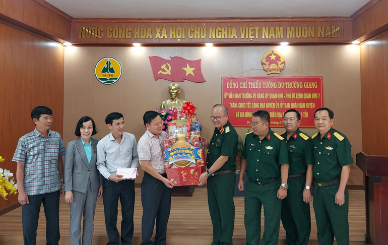 Bộ Tư lệnh Quân khu 7 thăm và chúc tết tại huyện Đạ Tẻh