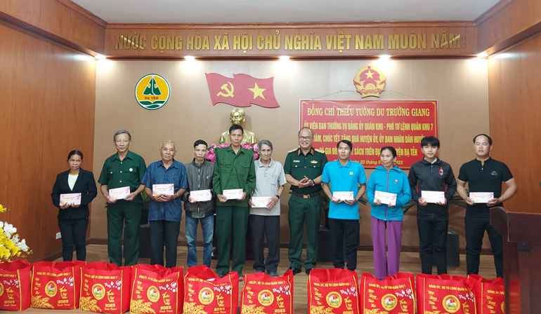 Thiếu tướng Du Trường Giang - Ủy viên Ban Thường vụ Đảng ủy, Phó Tư lệnh Quân khu 7 tặng quà cho các gia đình chính sách, hộ nghèo trên địa bàn huyện