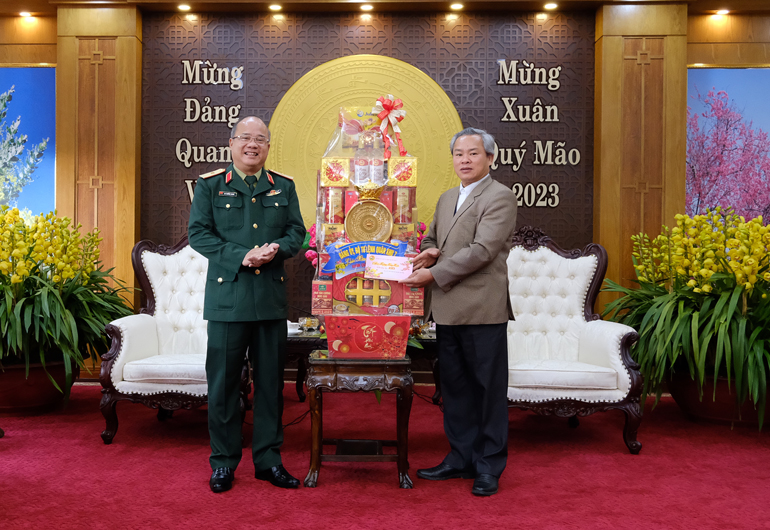 Bộ Tư lệnh Quân khu 7 chúc mừng năm mới lãnh đạo Ủy ban MTTQ Việt Nam tỉnh