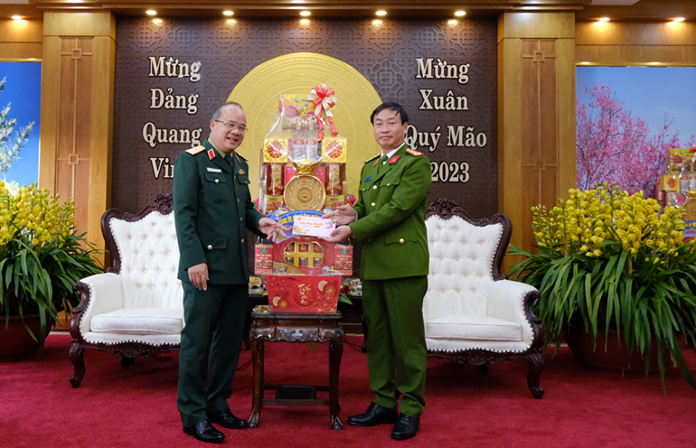 Bộ Tư lệnh Quân khu 7 chúc mừng năm mới Công an tỉnh