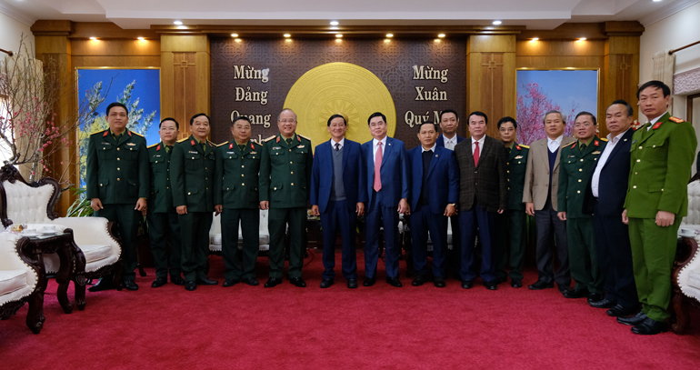 Các đồng chí lãnh đạo tỉnh Lâm Đồng chụp hình lưu niệm với đoàn công tác của Bộ Tư lệnh Quân khu 7