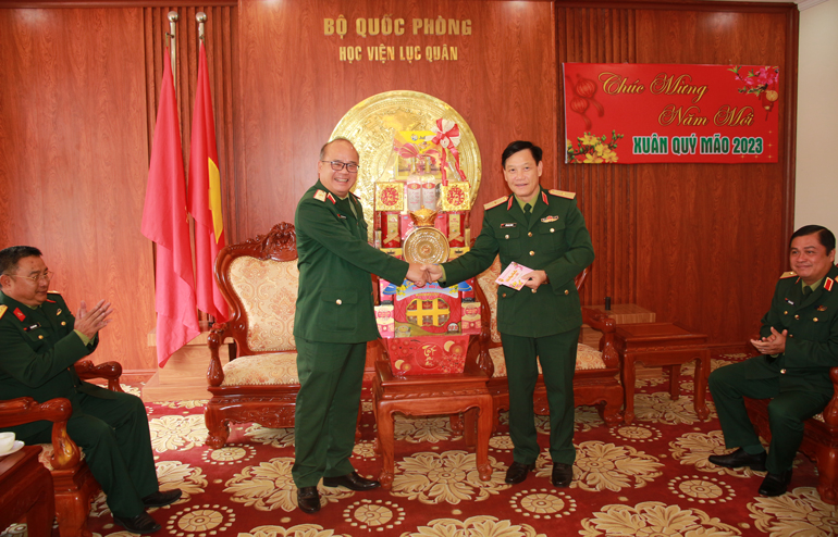 Thiếu tướng Du Trường Giang - Phó Tư lệnh Quân khu 7 chúc tết tại Học viện Lục quân