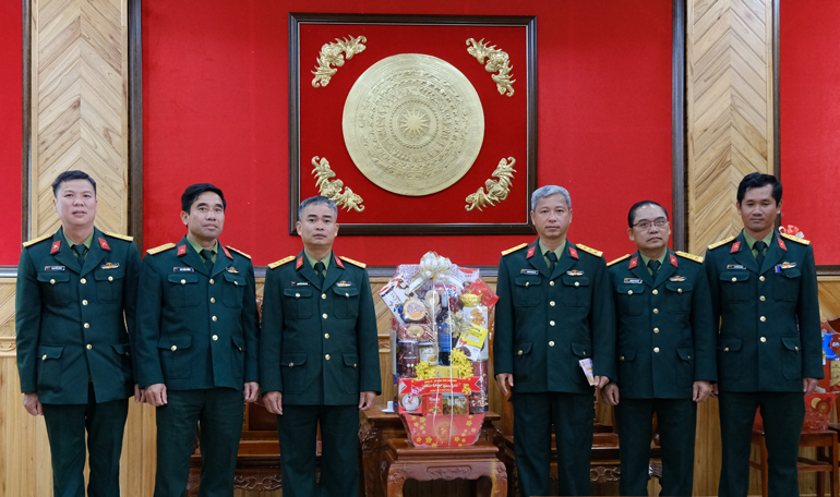 Đại tá Nguyễn Văn Sơn – Phó Chính uỷ Bộ Chỉ huy Quân sự tỉnh chúc tết tại Đoàn Kinh tế Quốc phòng Lâm Đồng