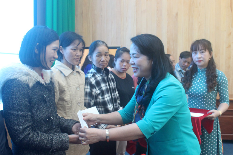 Đồng chí Trần Thị Kim Yến – Chủ tịch Ủy ban MTTQ Việt Nam Thành phố Hồ Chí Minh, tặng quà các hộ nghèo