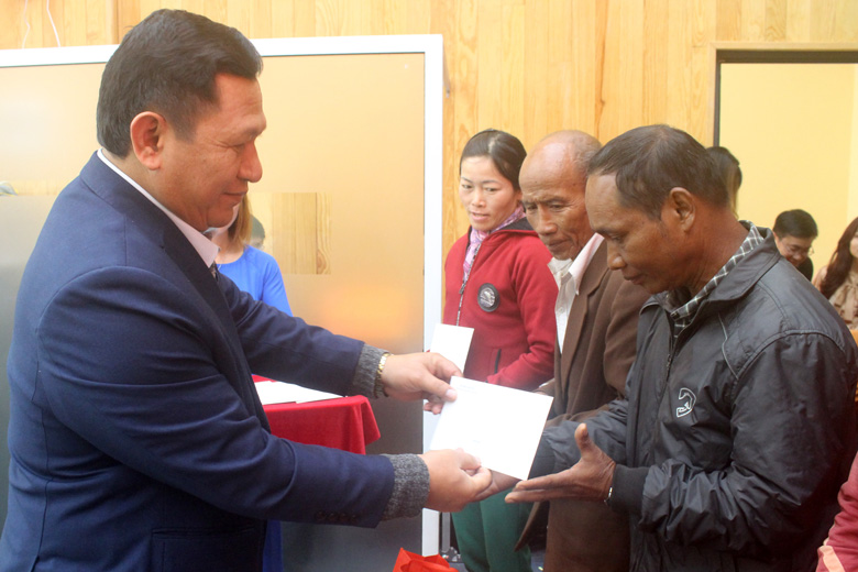 Đồng chí K’Mák - Phó Chủ tịch Thường trực HĐND tỉnh, tặng quà hộ nghèo