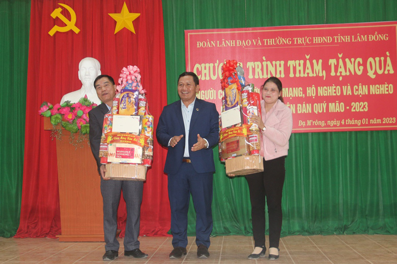 Đồng chí K’ Mák - Phó Chủ tịch HĐND tỉnh trao tặng quà tết cho Đảng ủy, chính quyền 2 xã Đạ Tông và Đạ Long