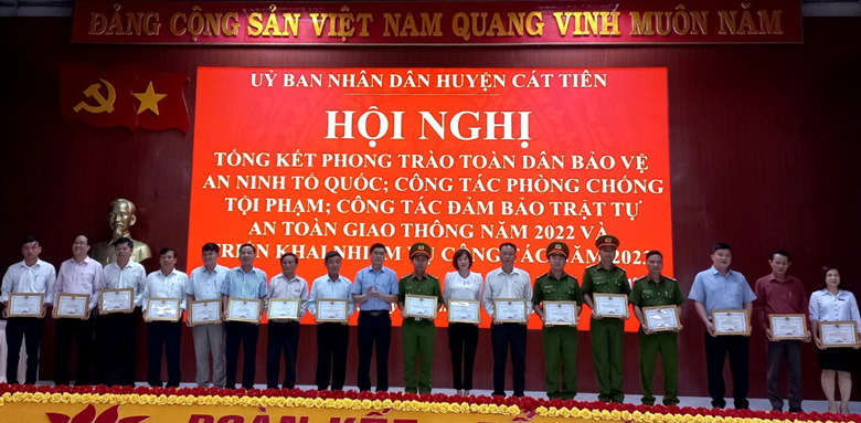 Đại diện lãnh đạo Công an tỉnh và huyện Cát Tiên trao tặng giấy khen cho các tập thể và cá nhân có thành tích xuất sắc trong các phong trào năm 2022