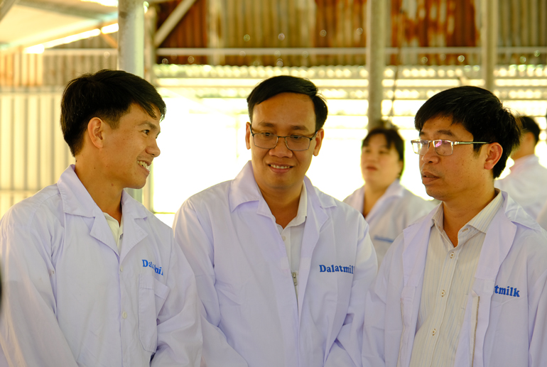 Anh Trần Huy Rin (bìa trái) là chia sẻ niềm vui với lãnh đạo ngành nông nghiệp của tỉnh, huyện khi tham gia dự án