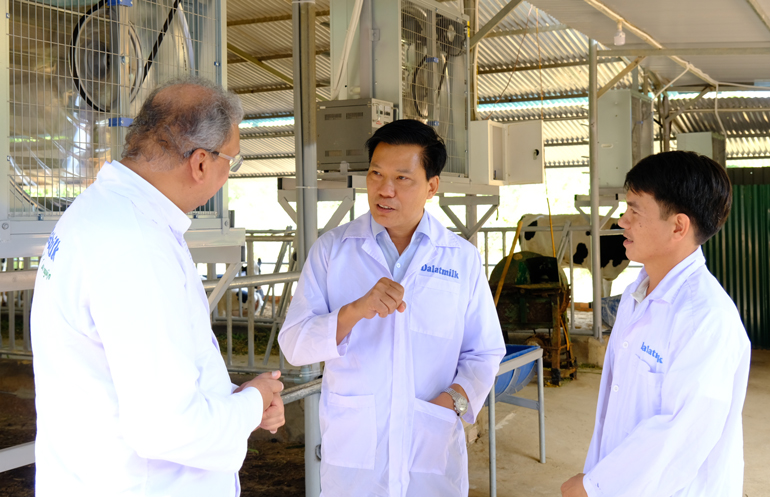Anh Trần Huy Rin đã đầu tư hàng tỷ đồng để cái tạo chuồng trại, lắp đặt hệ thống máy móc hiện đại