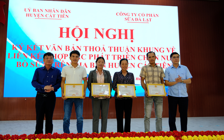 Lãnh đạo huyện Cát Tiên khen thưởng các hộ dân tiên phong trong chăn nuôi