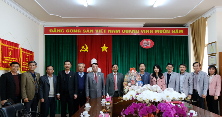 Đồng chí Trần Đức Quận chúc Tết cán bộ, công nhân viên Công ty TNHH Xổ số kiến thiết Lâm Đồng