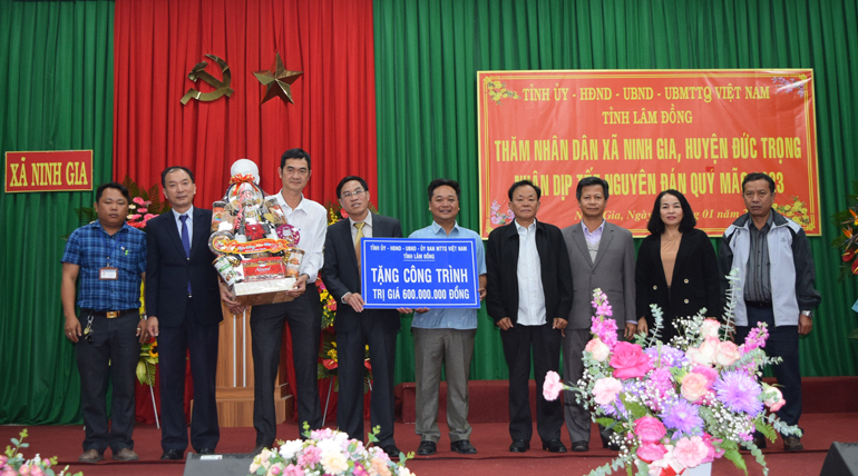Đồng chí Võ Ngọc Hiệp trao tặng 1 công trình trị giá 600 triệu đồng cho cán bộ và Nhân dân xã Ninh Gia