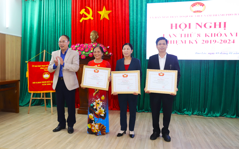 Trao bằng khen của Ủy ban MTTQ Việt Nam tỉnh cho các tập thể