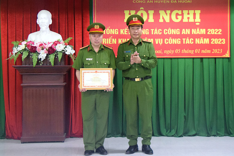 Lãnh đạo Công an tỉnh Lâm Đồng trao bằng khen cho Thượng tá Nguyễn Thanh Nam – Trưởng Công an huyện Đạ Huoai